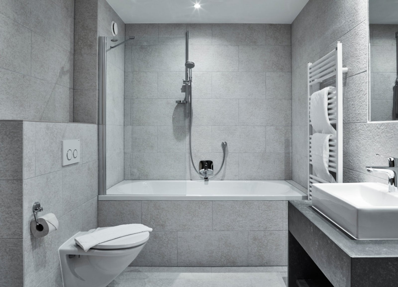 Helles Badezimmer mit Regendusche